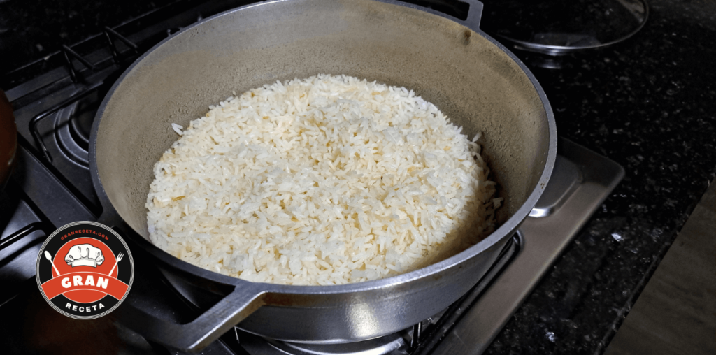 Cómo hacer arroz blanco colombiano suelto y graneado