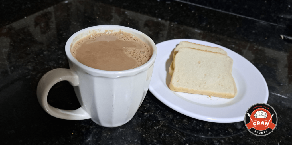 Chocolate caliente colombiano: receta santafereña con queso
