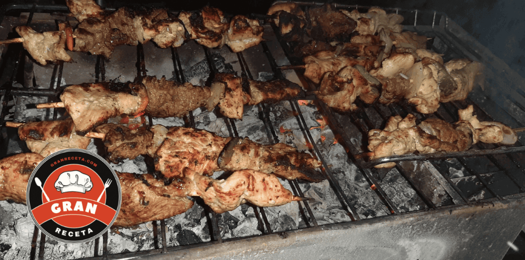 Chuzos de res colombianos: marinada y técnica de parrilla