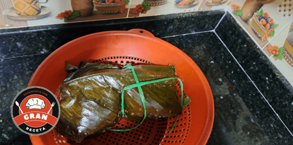 Detalle del relleno de tamales de pollo con papa y zanahoria