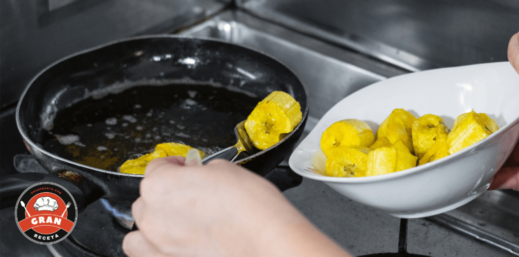 Preparación de patacones con hogao colombiano mostrando el proceso
