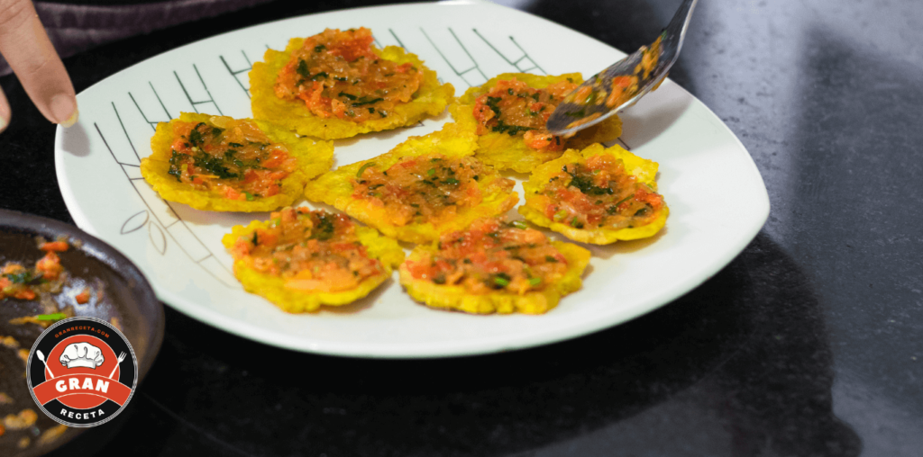 Patacones con hogao: receta colombiana con doble fritura
