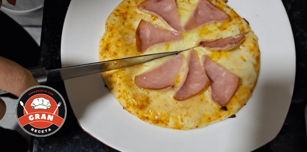 Pizza casera: masa esponjosa y crujiente con ingredientes exactos