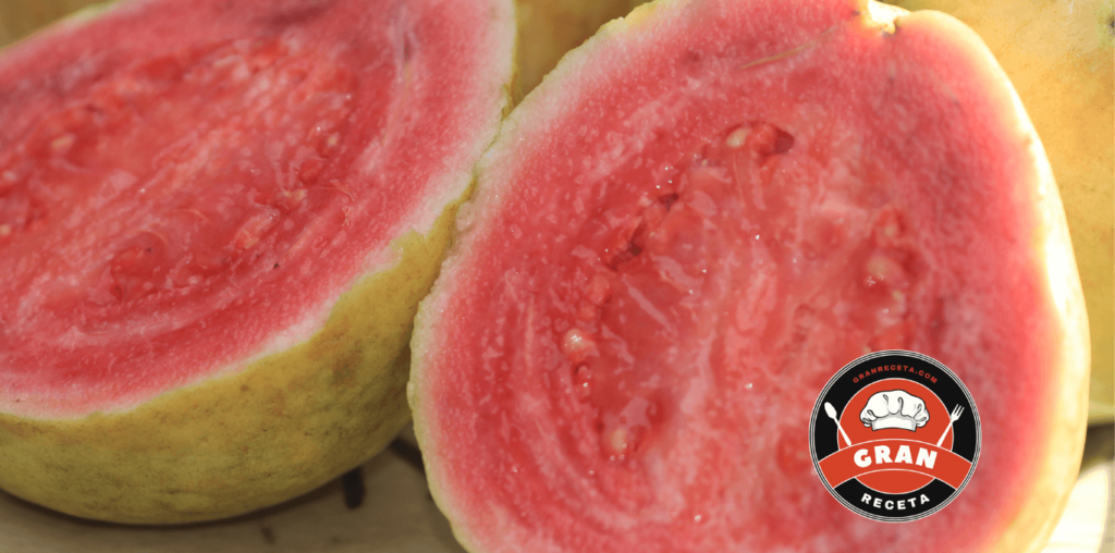 Guayabas maduras frescas para preparar el rollo de guayaba casero