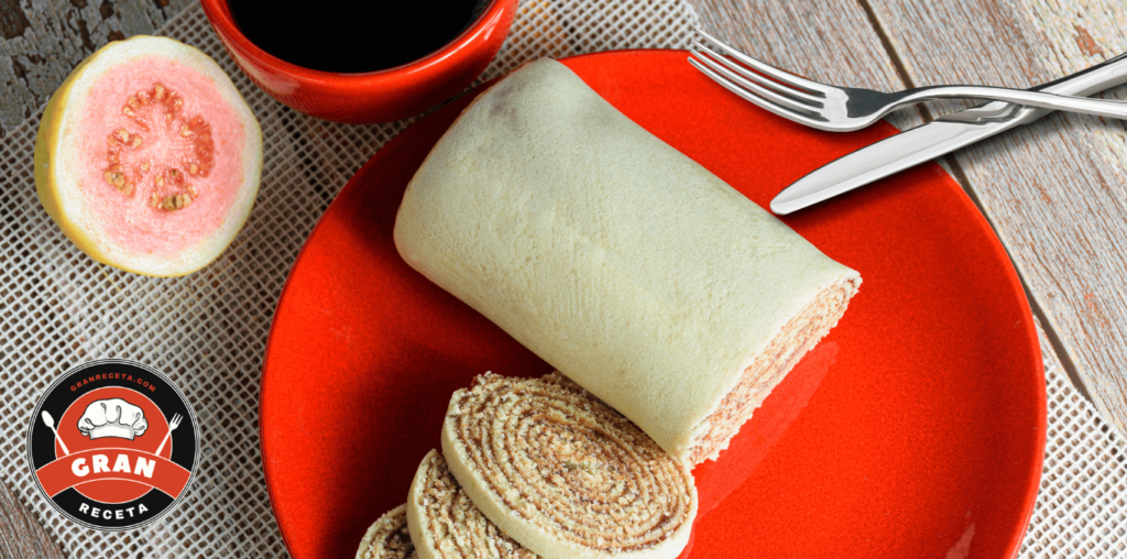 Proceso de elaboración del rollo de guayaba mostrando el puré cocido