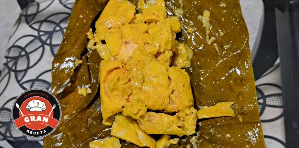 Tamales de pollo colombianos servidos abiertos mostrando el relleno