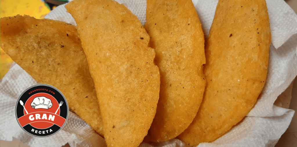 Colombian Empanadas (Empanadas Vallunas) with beef and potato